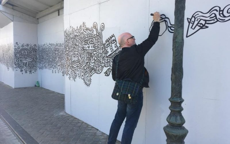 L’artiste Fabrizio Borrini réalise une oeuvre sur les palissades de la cathédrale