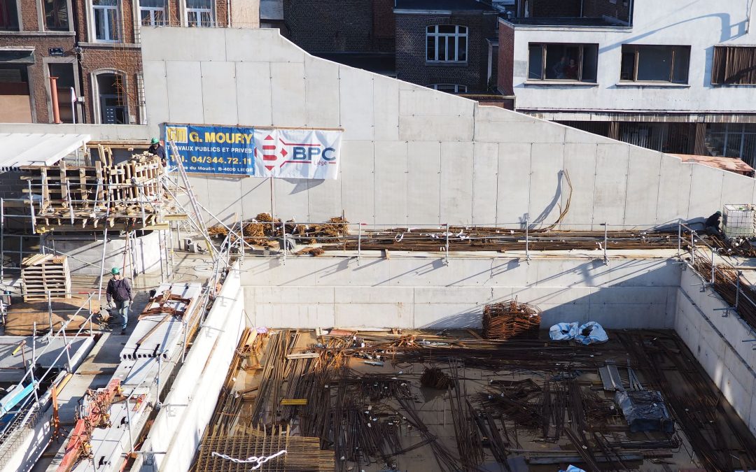 Des ouvriers non-européens sur le chantier de la future piscine Jonfosse