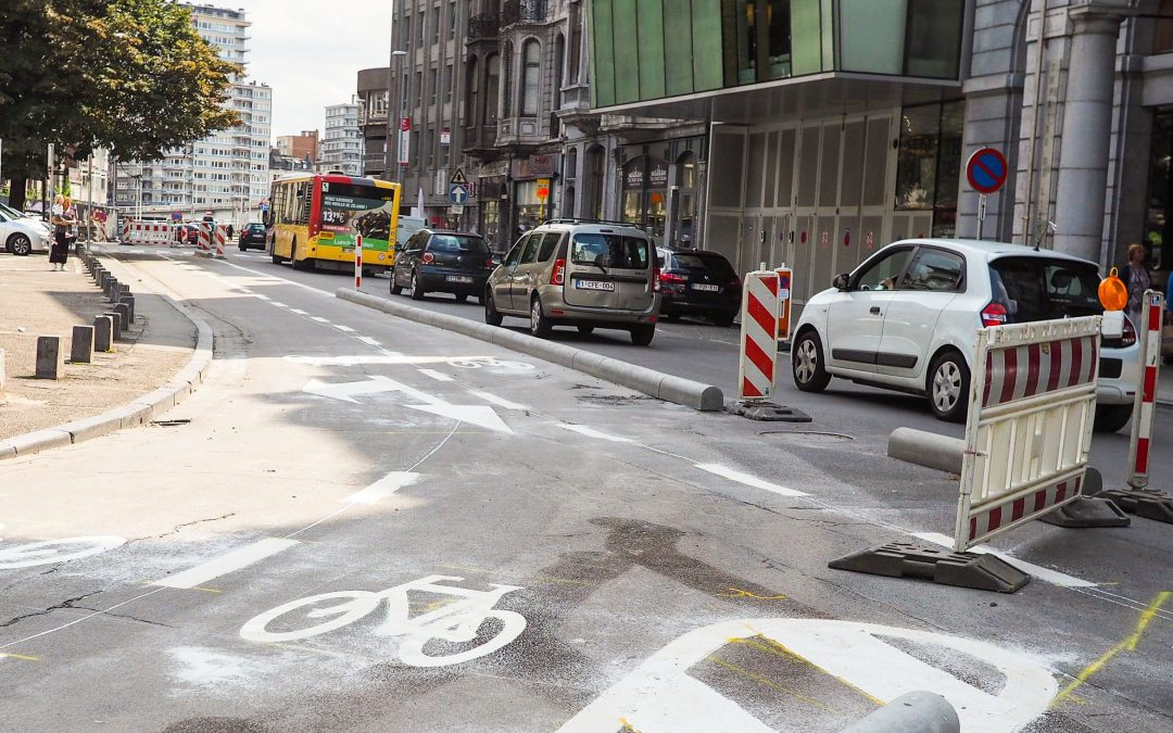 Piste cyclable place du XX-Août: un peu plus d’embouteillages et des accrochages