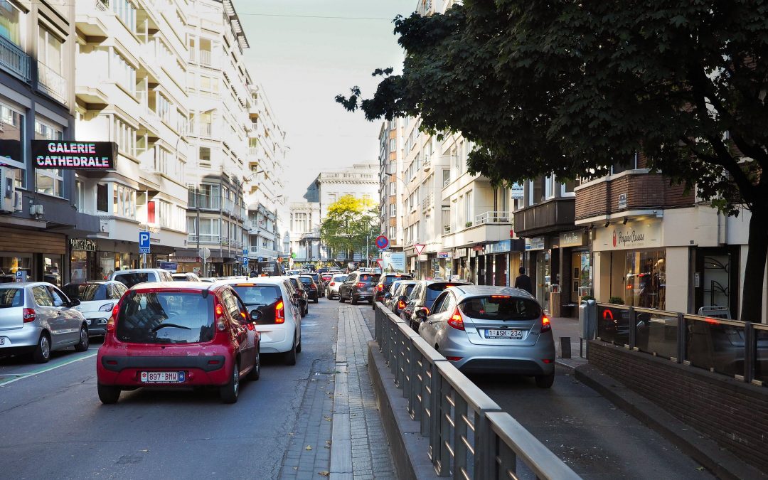 Les commerçants de Charles Magnette suppriment eux-mêmes les lignes blanches sur la rue