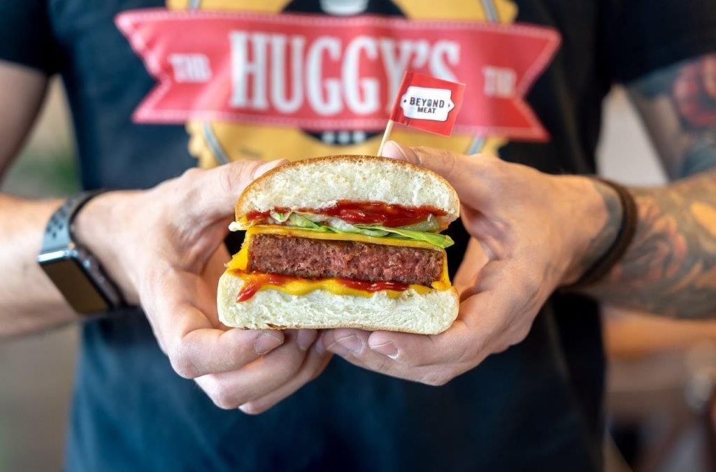 Le Huggys’s Bar propose un burger végétal “futuriste” au vrai goût de viande