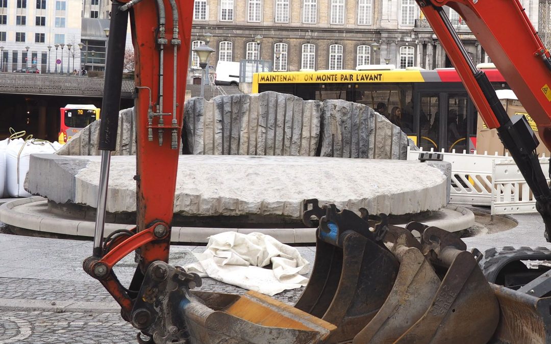 La fontaine de la place Saint-Lambert éjectée par le tram