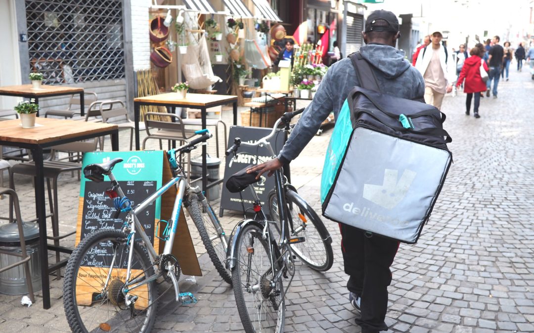 Action des coursiers Deliveroo place Cathédrale et la rue Pont d’Avroy