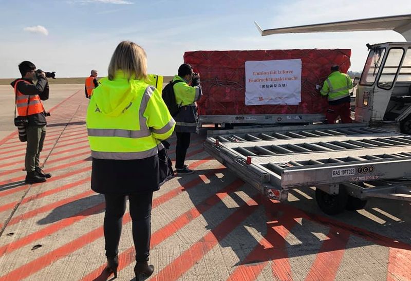 Un premier lot de masques de protection transite par Liège Airport