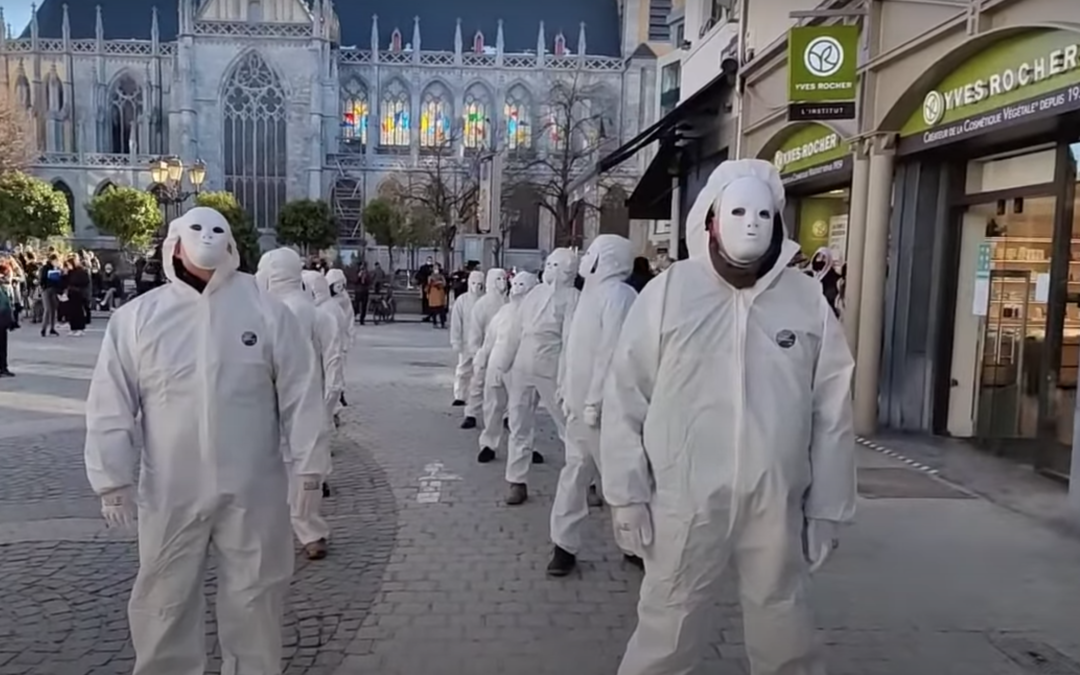 Des hommes en blanc dansent place Cathédrale pour dénoncer “la dictature sanitaire”