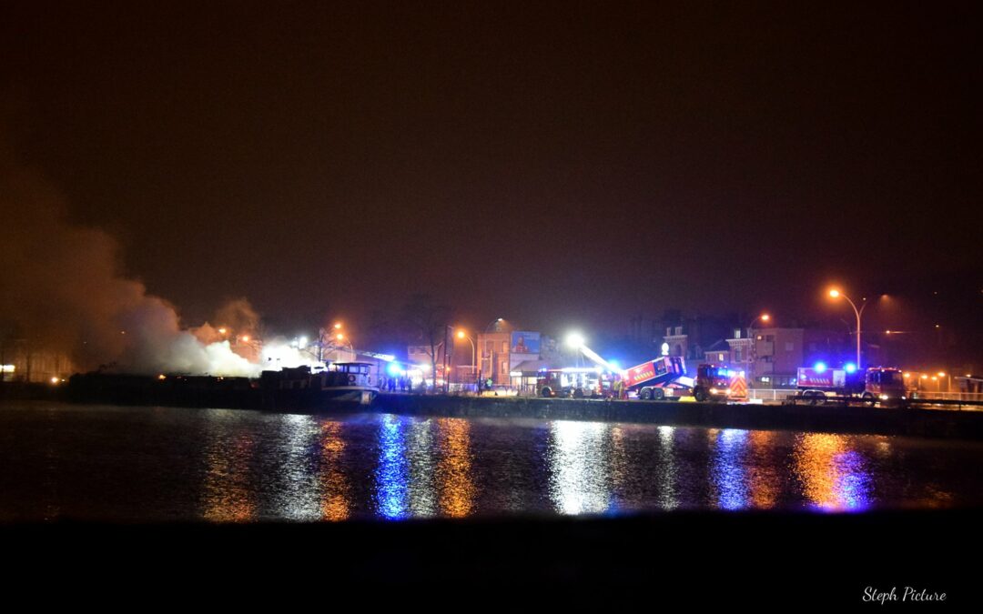 Une péniche en feu quai de Coronmeuse