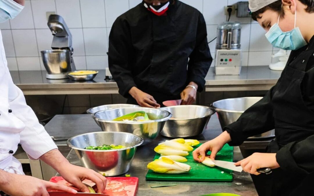 Des repas gratuits pour les étudiants de la HEL préparés par les élèves de l’école d’Hôtellerie