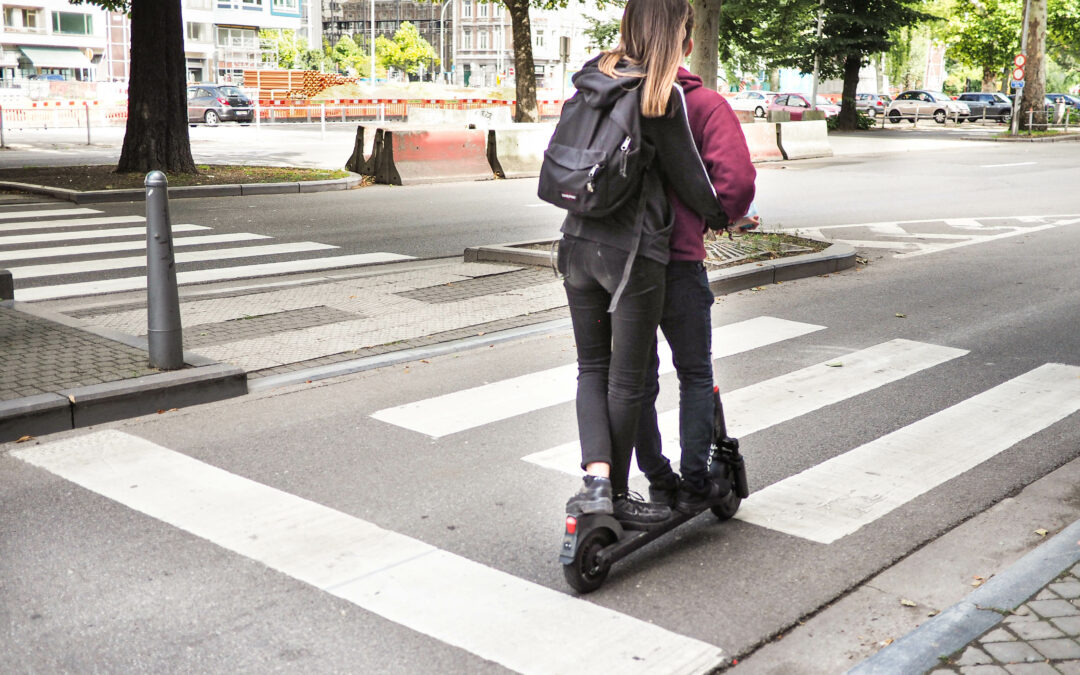 Les trottinettes électriques ne sont plus interdites dans les piétonniers et les parcs publics