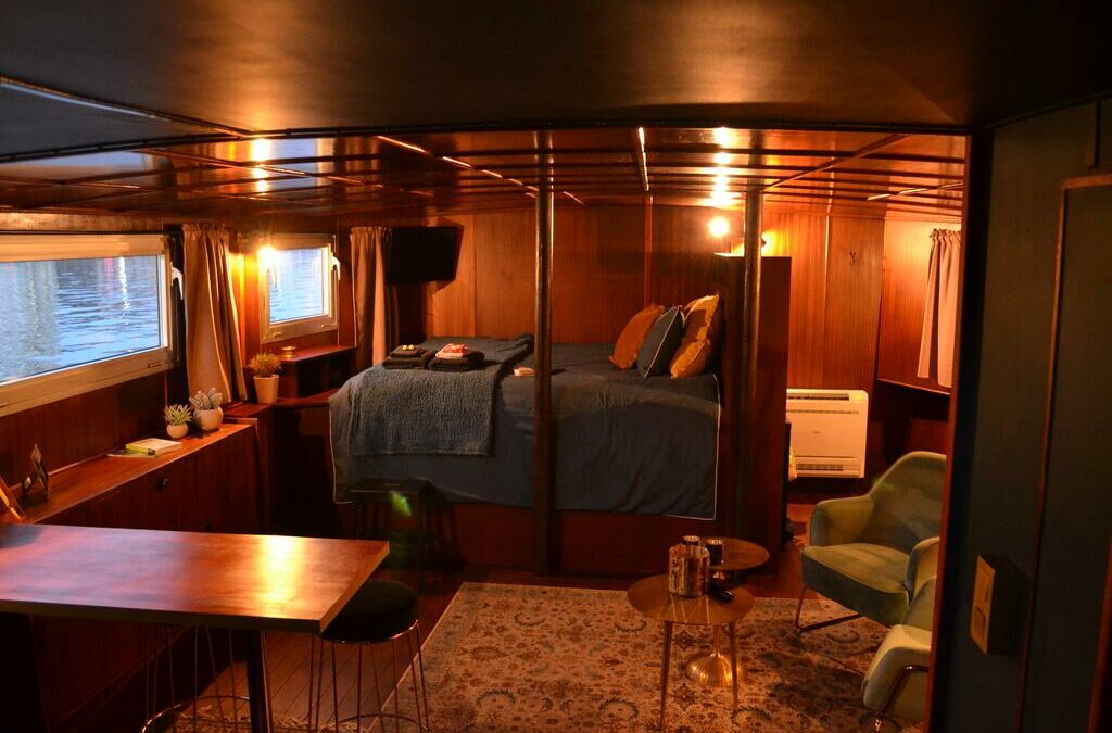 Un gîte original propose des nuitées dans la vraie cabine de timonerie d’une péniche