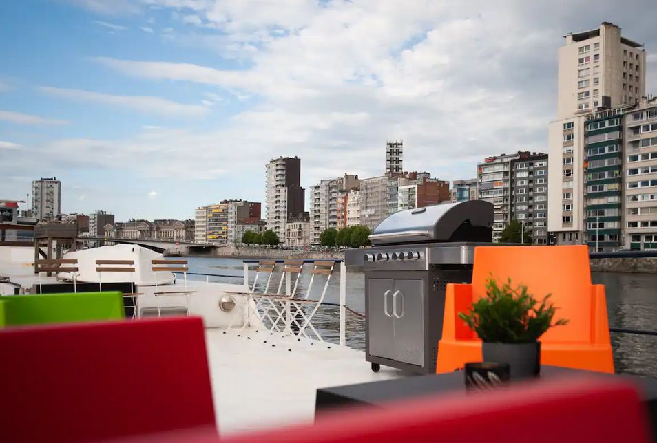 Un gîte de 10 personnes à louer dans une péniche amarrée au Port des Yachts