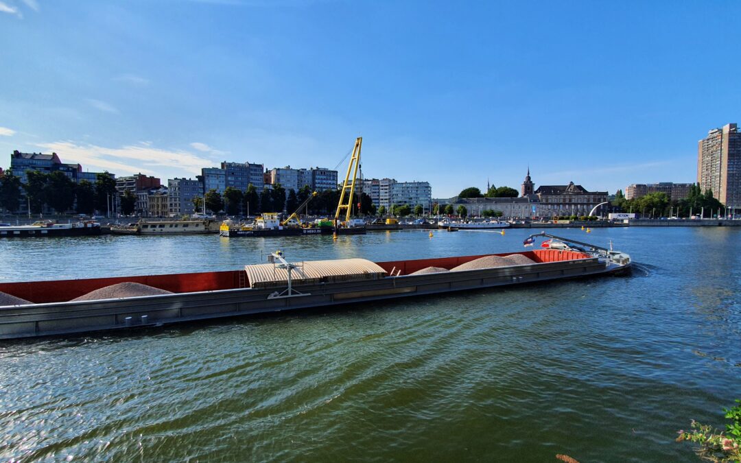 La deuxième péniche qui avait coulé a été sortie de l’eau: la navigation fluviale complètement rétablie