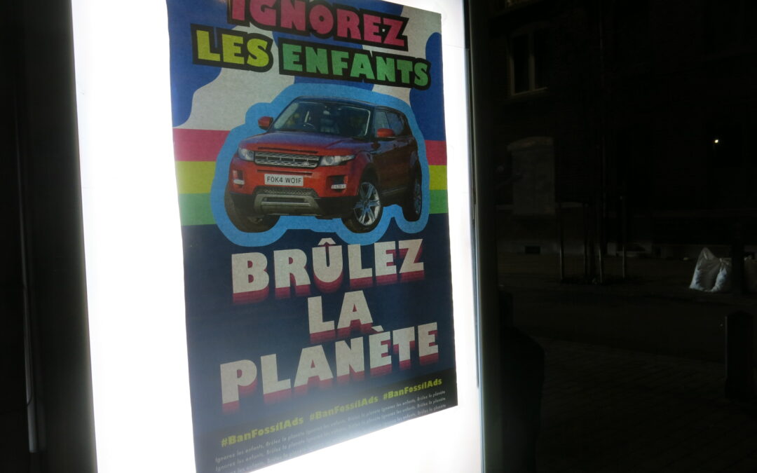 Des affiches sauvages placardées pour bannir la pub des industries polluantes