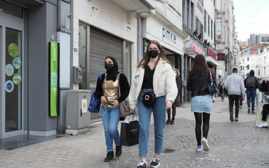 Port du masque obligatoire dans les rues commerçantes très fréquentées