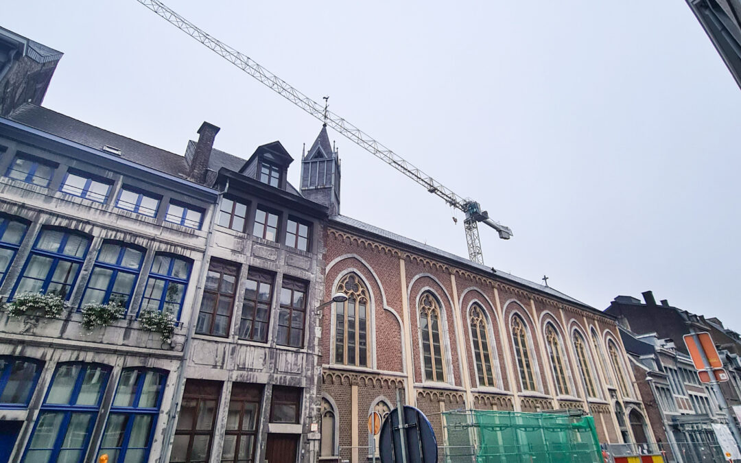 Travaux d’agrandissement de HELMo Sainte-Croix: une grue impressionnante montée rue Hors-Château