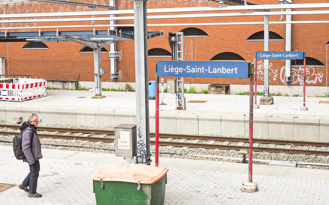 Les panneaux de l’arrêt de gare “Liège Saint-Lambert” mal orthographiés