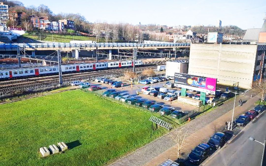 Un immeuble de 7 étages et 3 niveaux de parking en sous-sol à la place de la pelouse aux Guillemins