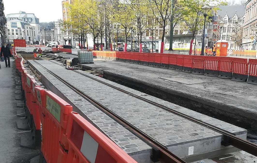 Travaux du tram: finalisation des dalles préfabriquées rue Léopold