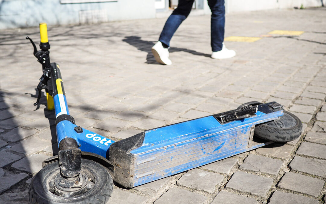 Action pour réclamer des sanctions contre les trottinettes et vélos partagés mal garés sur les trottoirs