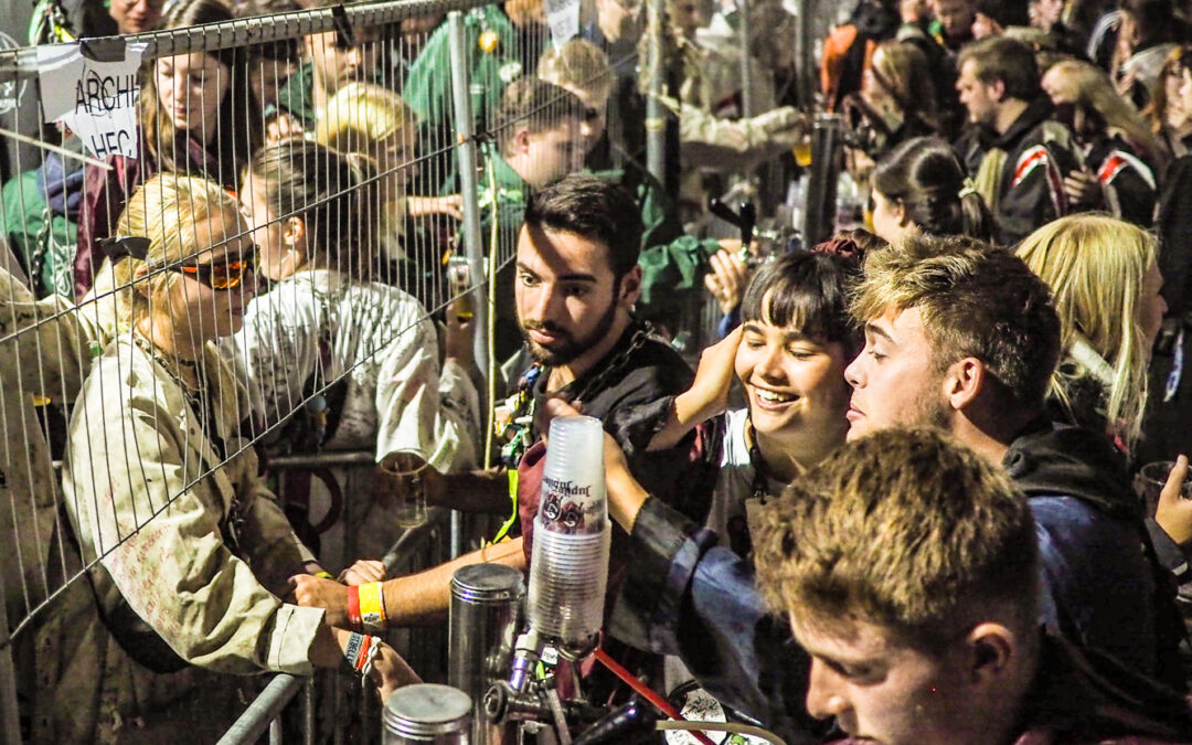 Les étudiants se font gronder par le bourgmestre à cause du bruit pendant leurs fêtes “des Saints” à Droixhe