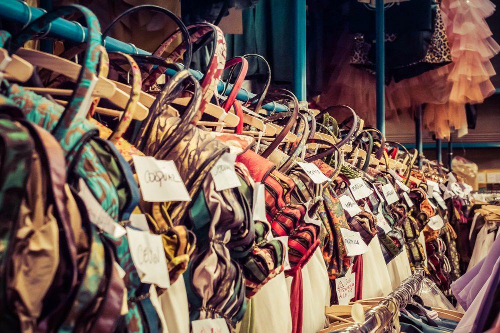 Visite gratuite des ateliers de l’opéra de Liège: des milliers de costumes et d’accessoires à admirer au milieu des décors