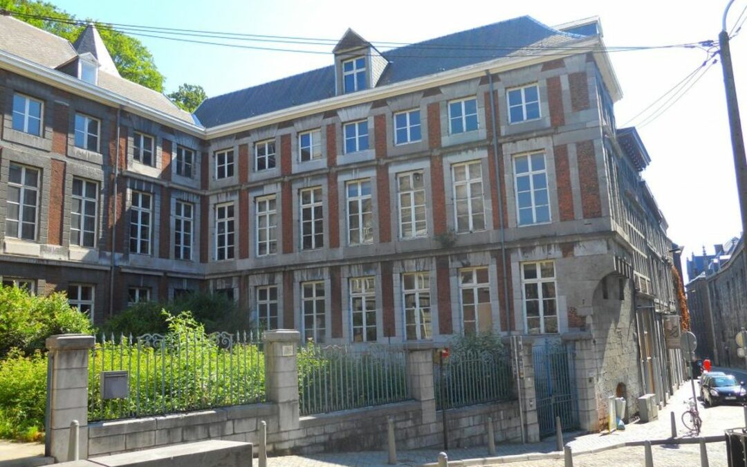 Des bureaux pour les avocats avec un bar en projet derrière l’ancien palais de justice