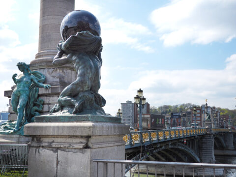 Art les quatre perles géantes resteront 5 mois de plus sur le pont de Fragnée