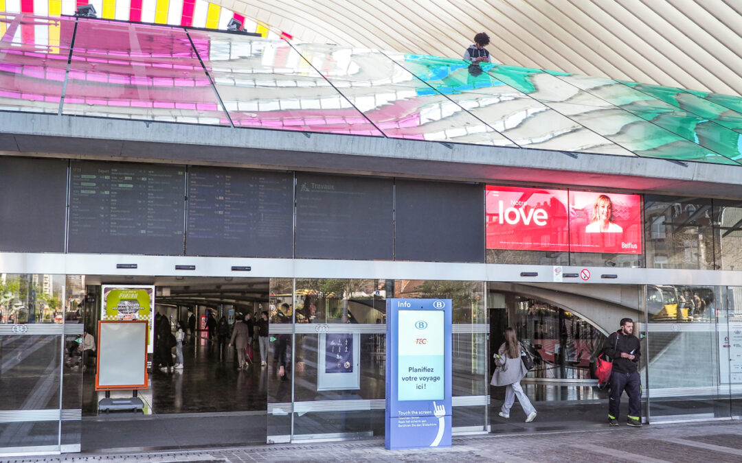 A la gare des Guillemins, les pubs sont plus visibles que les horaires de train