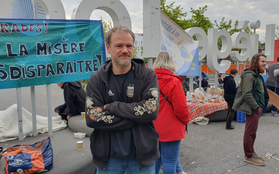 Il veut rendre “un peu de dignité” aux SDF expulsés des Guillemins: voici le projet du photographe Chris Moko