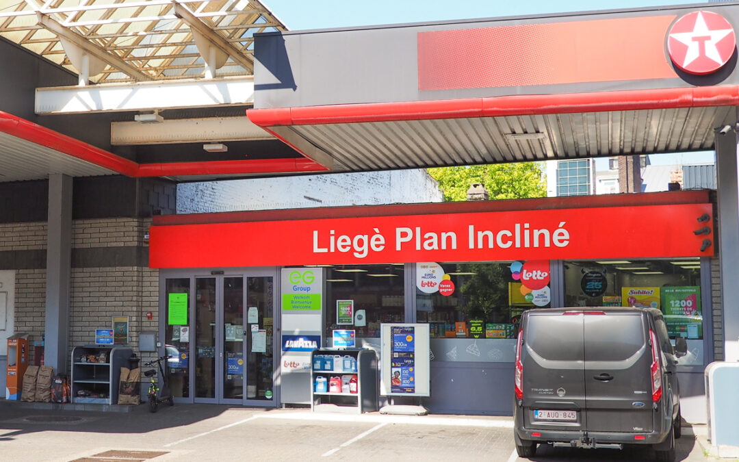 La station-service “Liegè” mal orthographiée rue du Plan Incliné va bientôt changer de marque… et de nom