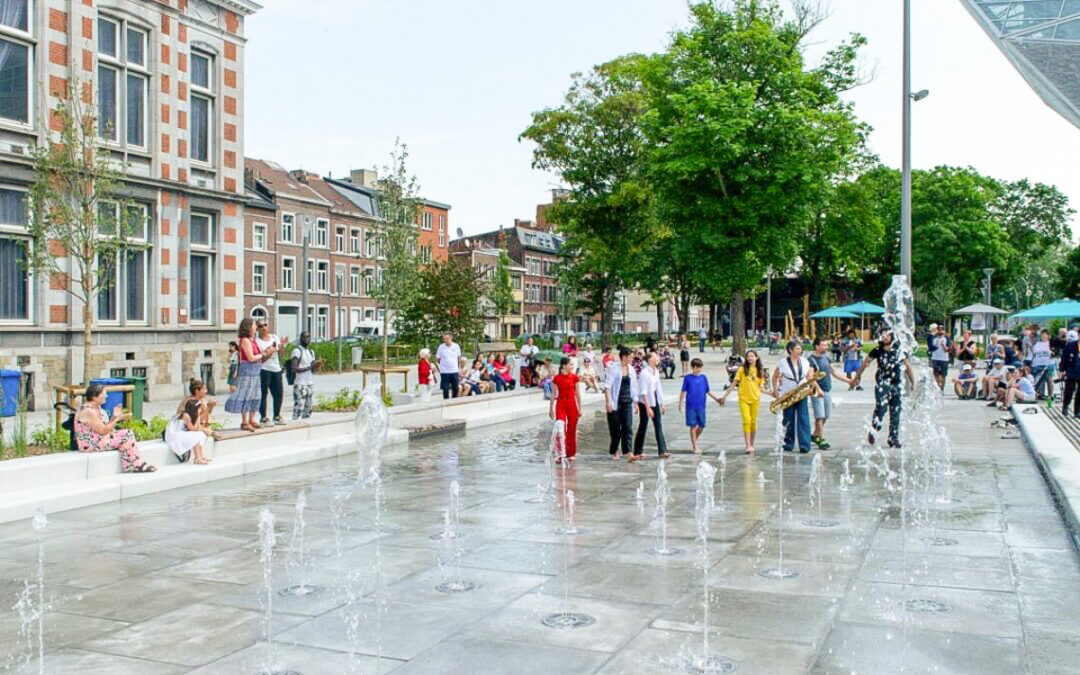 Une nouvelle fontaine à eau et des bornes à boire sur la nouvelle place des arts à Bavière