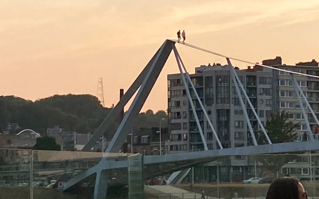 Nouveau jeu dangereux: se promener à plus de 20m de haut sur la retenue de la passerelle “Boverie”