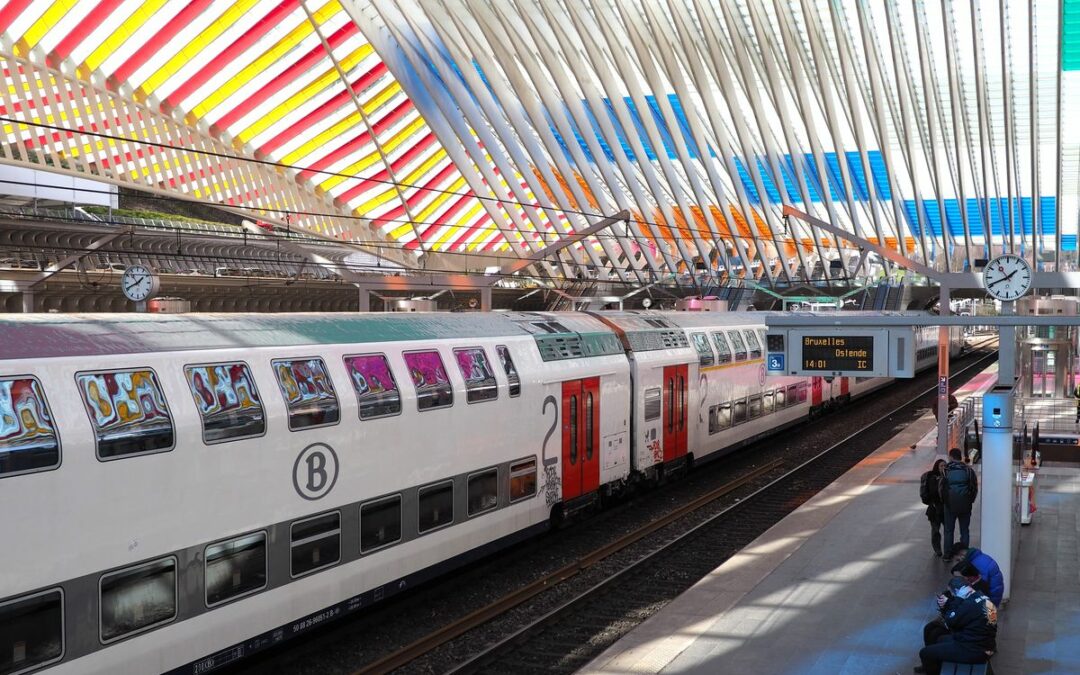 Les vinyles colorés placés sur la verrière de la gare des Guillemins seront enlevés un peu plus tôt