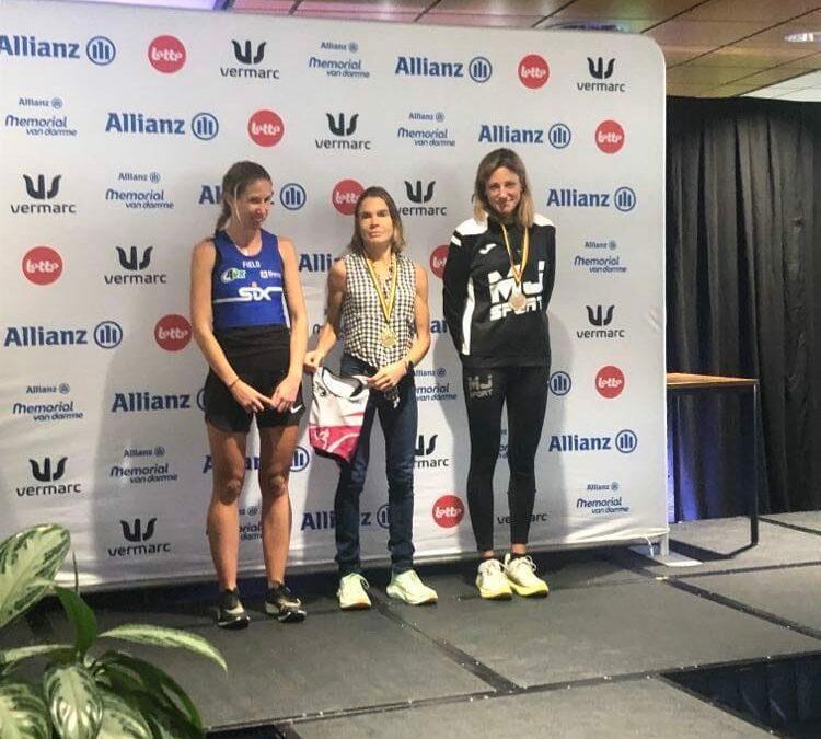 Irène Tosi sur le podium aux championnats de Belgique de Marathon, à  Eindhoven