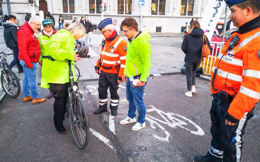 Rouler à vélo la nuit: en plus des phares, d’autres équipements sont obligatoires!