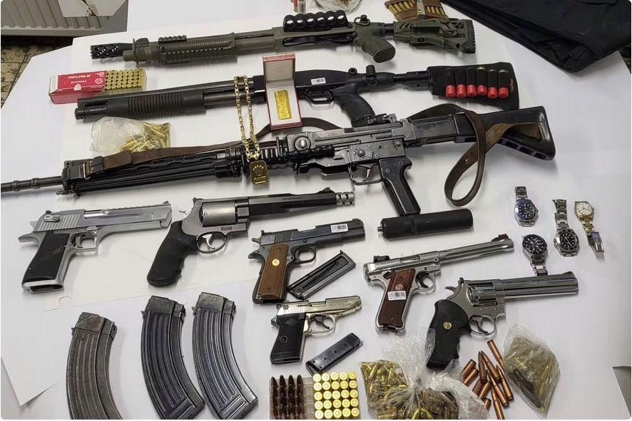 Un garage servait d’armurerie clandestine à Amercoeur: pistolets, riot-guns,…