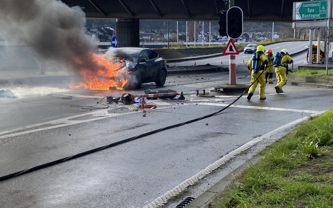 Une Tesla prend feu quai Banning: la protection civile intervient avec les pompiers