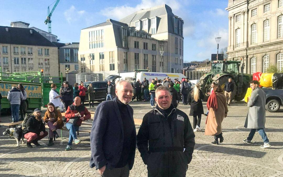 Manifestation pacifique d’agriculteurs place Saint-Lambert