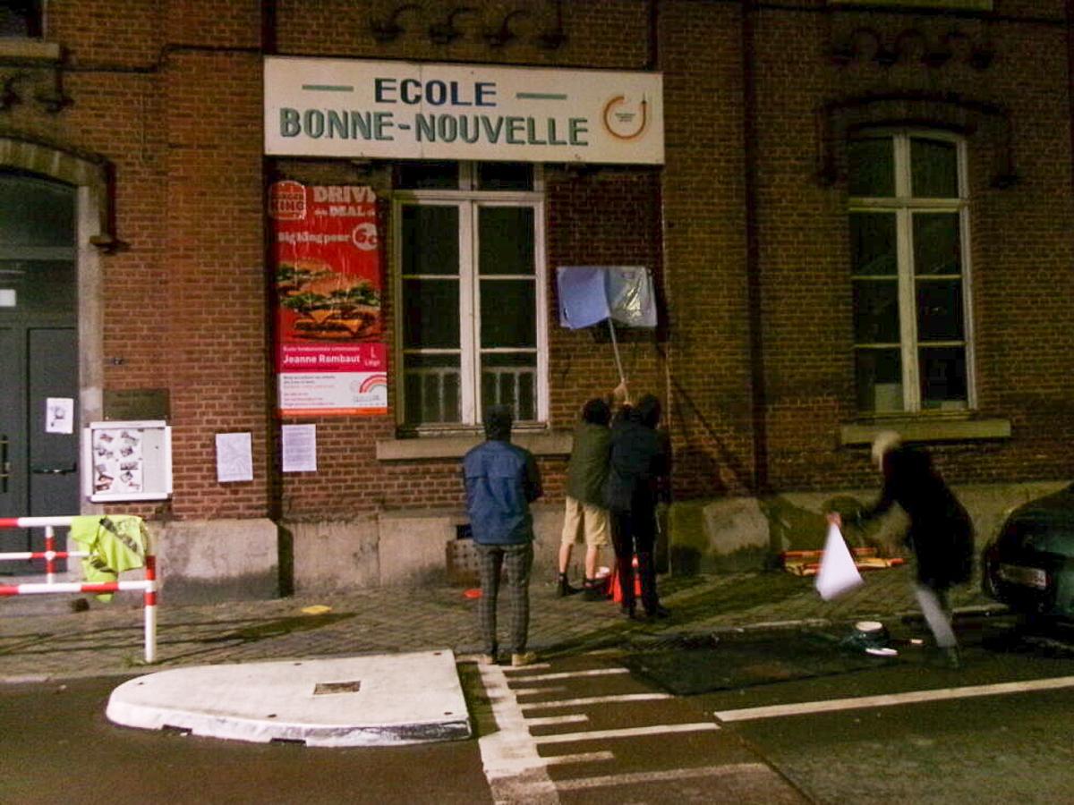 Liège sans pub placarde des publicités aux abords de plusieurs écoles