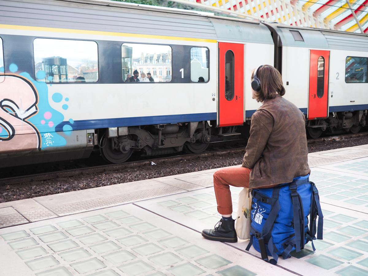 Gare des Guillemins: des containers inutilisés, mais pas de vrai espace d’attente chauffé pour les voyageurs