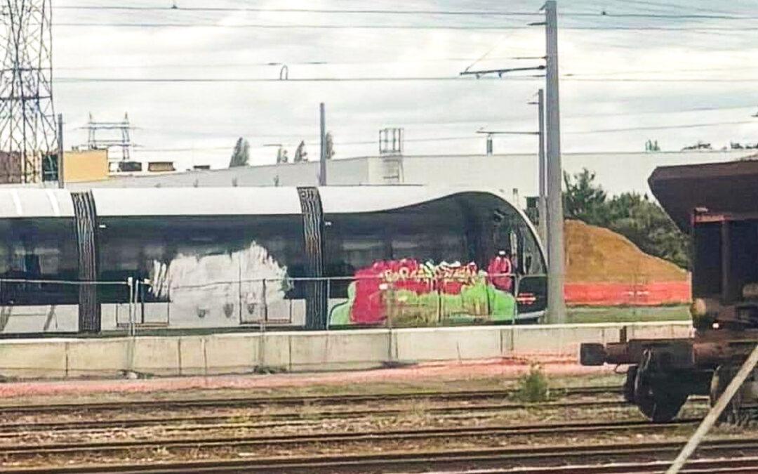 Le tram baptisé à coups de graffitis