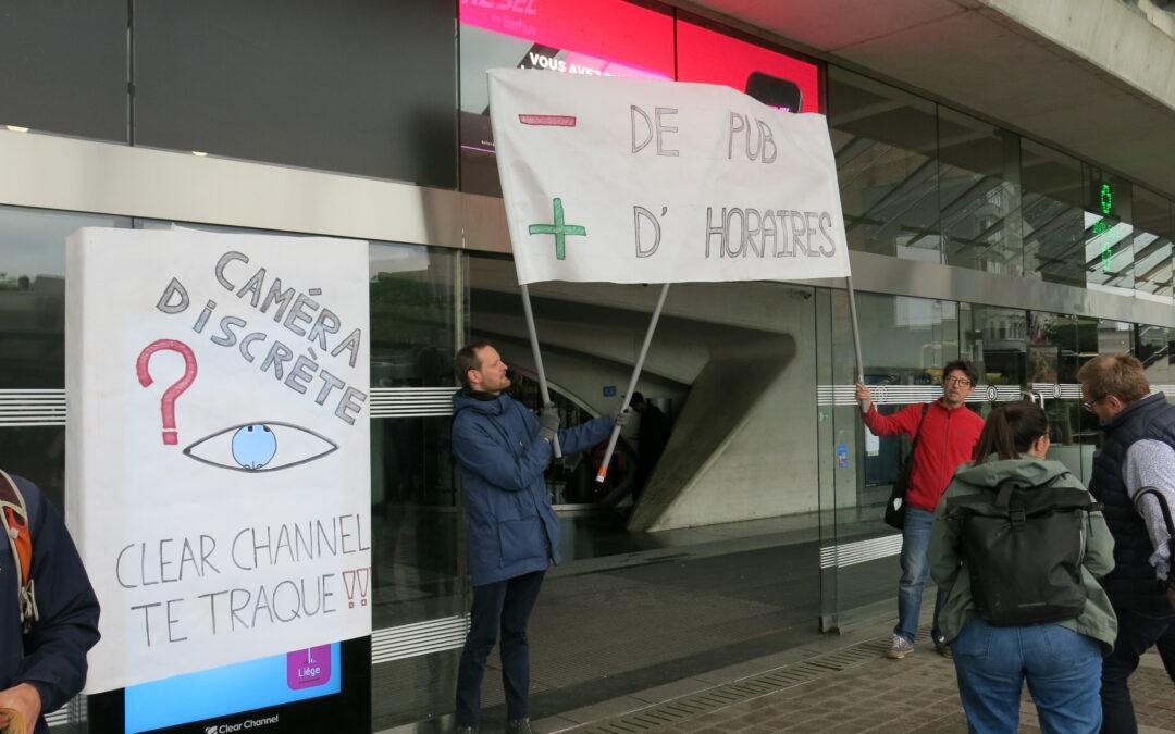 Plus de panneaux publicitaires que d’écrans qui affichent les horaires de train aux Guillemins