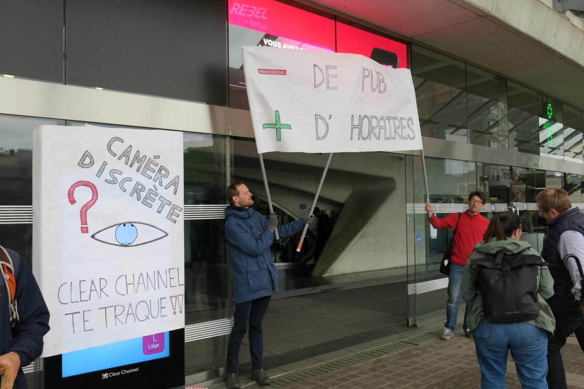 Plus de panneaux publicitaires que d’écrans qui affichent les horaires de train aux Guillemins