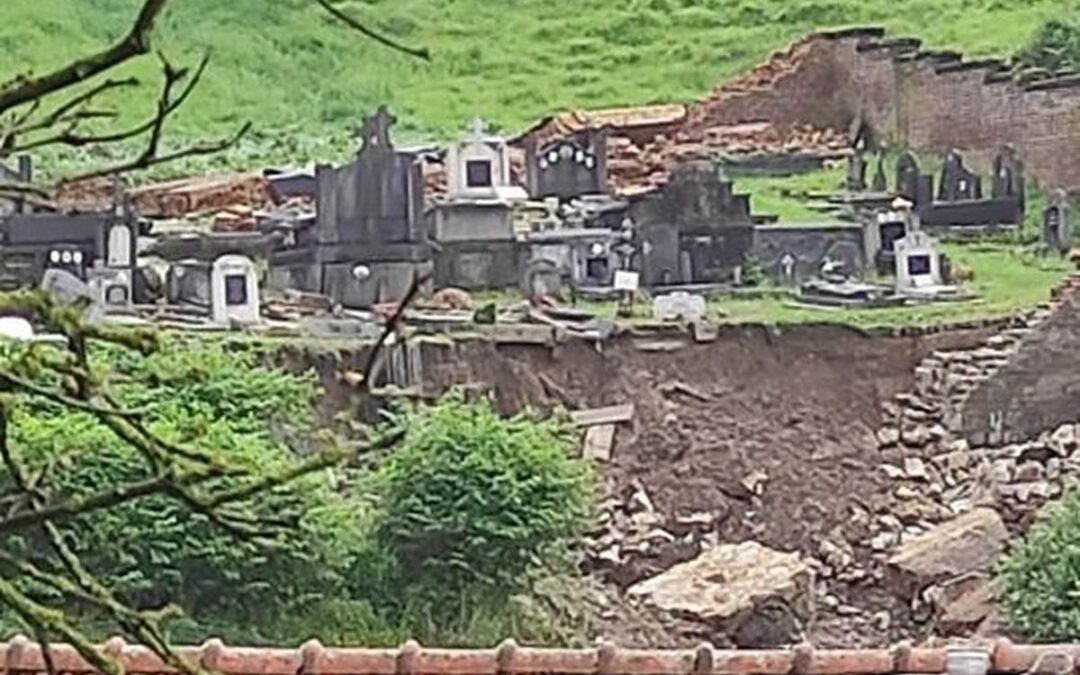 Murs effondrés et tombes fortement endommagées: le cimetière de Souverain-Wandre est fermé