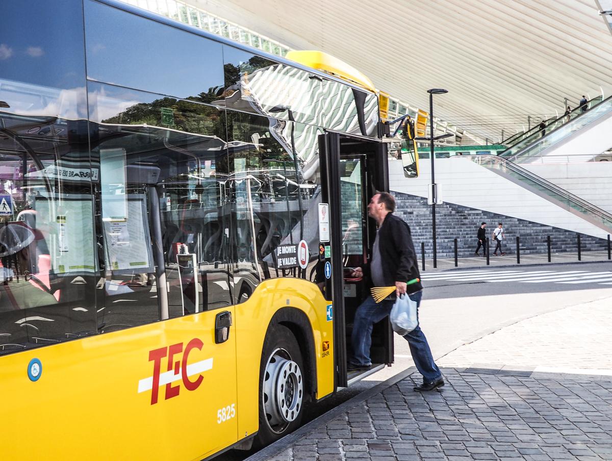 Deux grands écrans d’information sur les transports en commun aux Guillemins et place Saint-Lambert