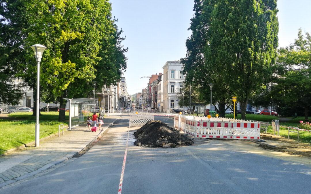 Embouteillages aux Guillemins: un trou creusé au milieu de la chaussée place de Bronckart