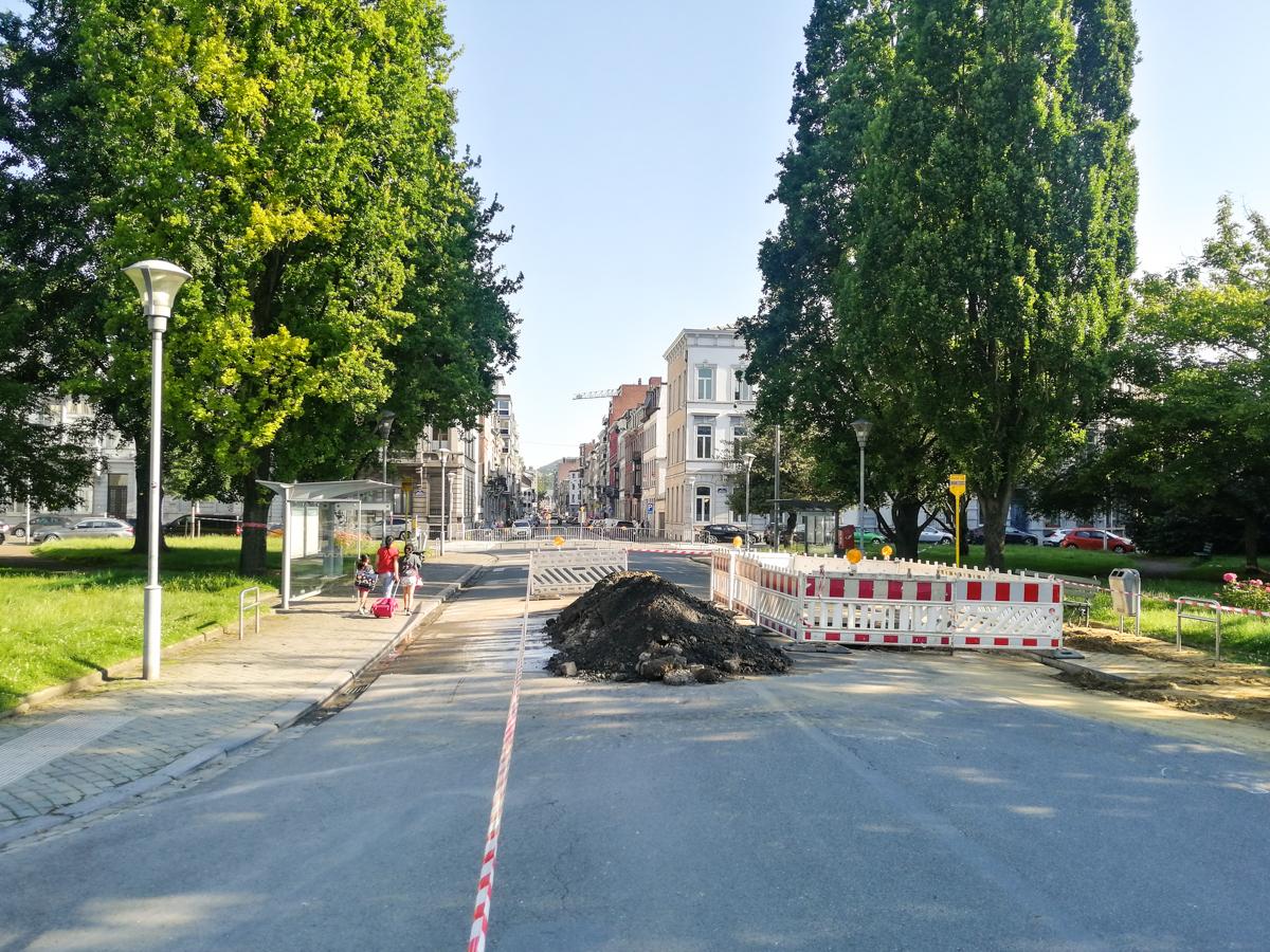 Embouteillages aux Guillemins: un trou creusé au milieu de la chaussée place de Bronckart