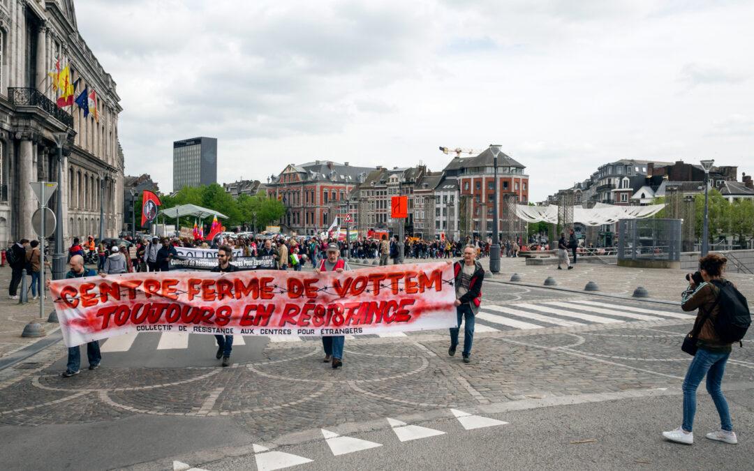 Nouveau rassemblement à Vottem contre la montée des extrêmes et le renforcement des expulsions des étrangers: