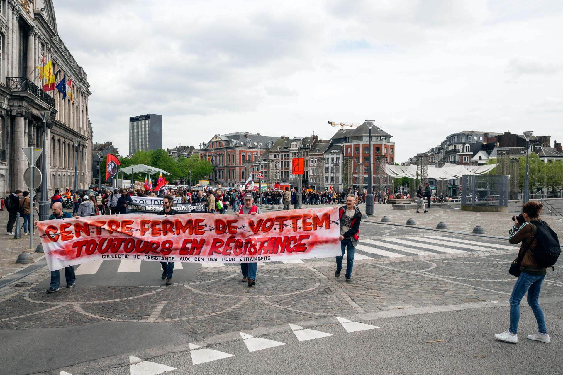 Nouveau rassemblement à Vottem contre la montée des extrêmes et le renforcement des expulsions des étrangers: