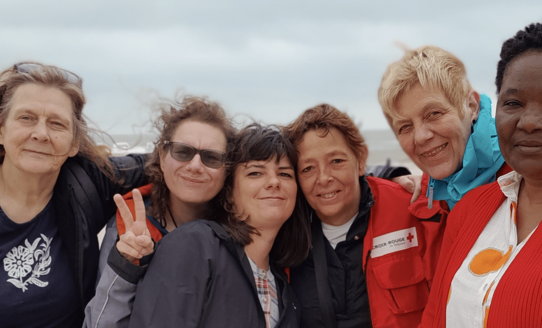 De Liège à Westende: un voyage inoubliable pour sept femmes en précarité