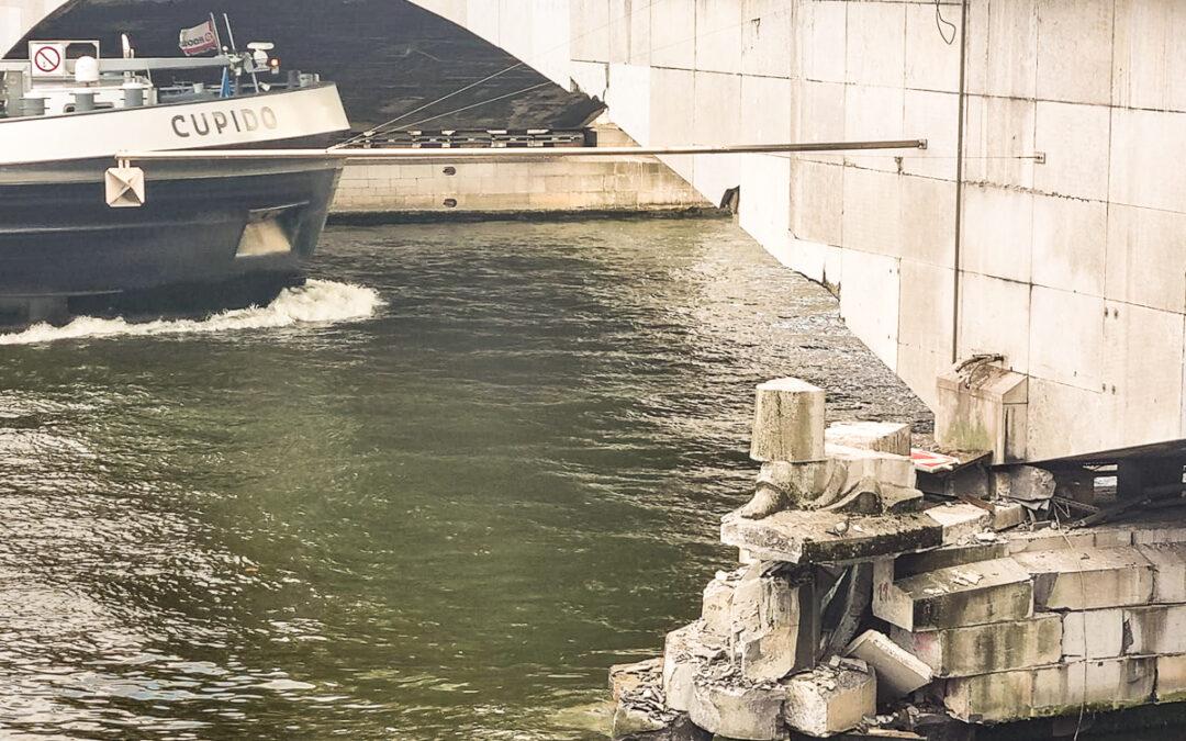 Le pont des Arches, percuté par une péniche, perd l’une de ses statues